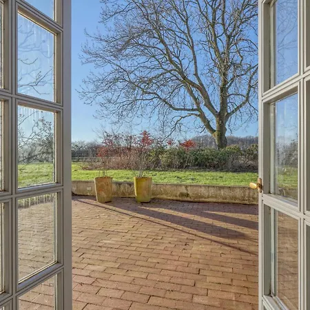 2 Bedroom Amazing In Appartamento